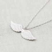 Angel wing necklace in silver