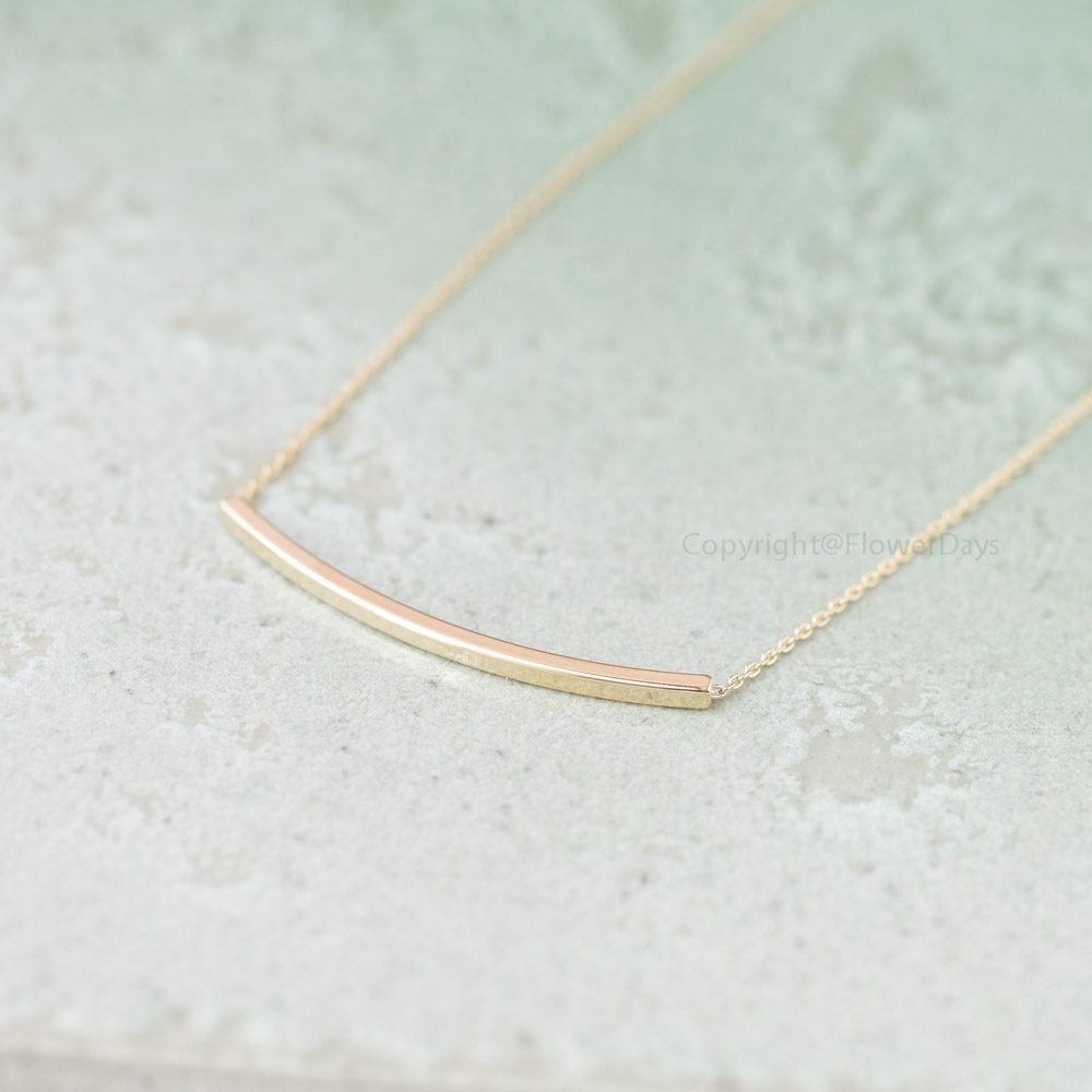 Simple curve necklace in gold