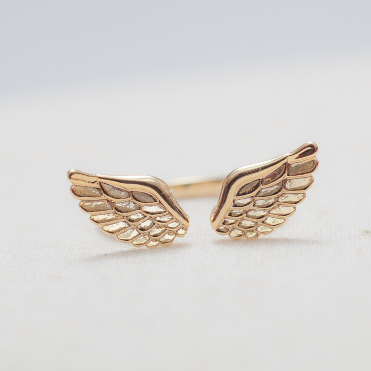 Золотые крылья 2. Кольцо "Крылья". Кольцо с крылышками. Кольцо Крылья золото. Кольцо в виде крыльев.