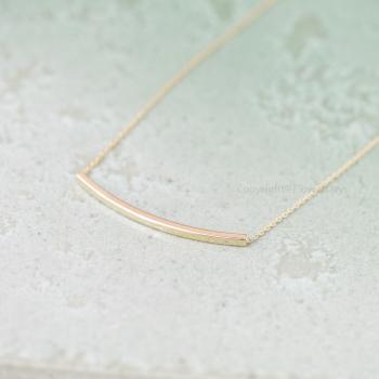 Simple curve necklace in gold